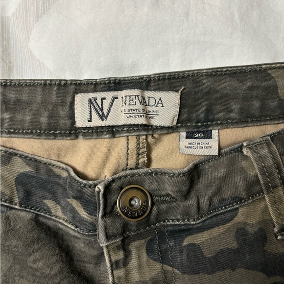 Women’s Nevada Camo Jeans Size 30 - Picture 3 of 5